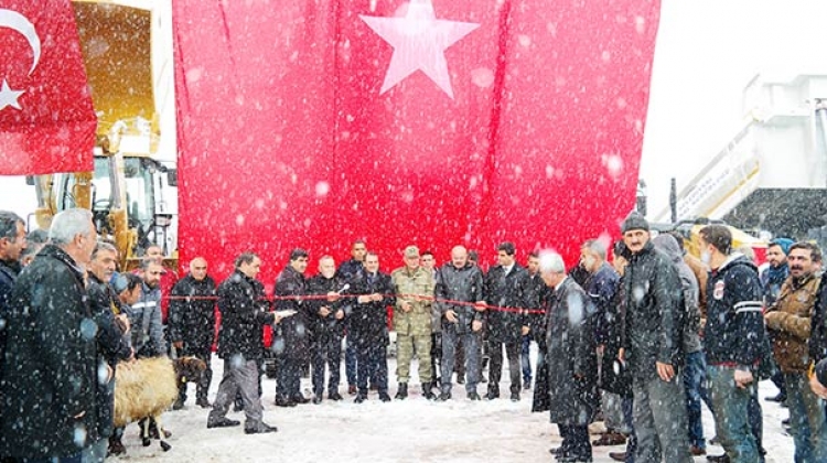 Erciş Belediyesi'nde 17 iş makinesi törenle başlad